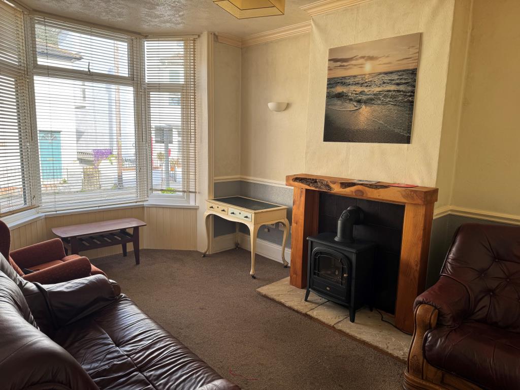 Lot: 108 - TOWN CENTRE HOUSE FOR INVESTMENT OR OWNER OCCUPATION - The Living Room
